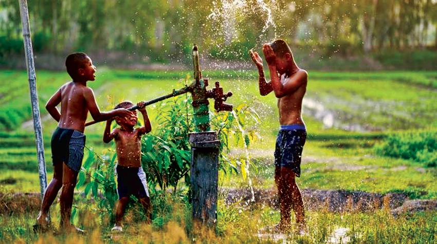 اطفال يلهون بالمياه الجوفية في أحد ارياف فيتنام 